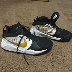 Kid’s size 6 Nike Team Hustle Basketball Shoes